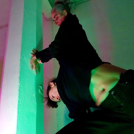 Performance: Claudia Parra Weitzmann + Daniela Graça Schankula; Lichtinstallation + Foto: Celia Mendoza©2025