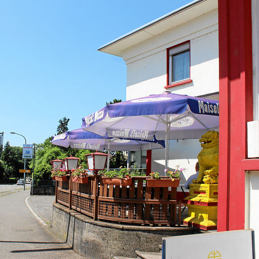 kleine Terrasse und Biergarten