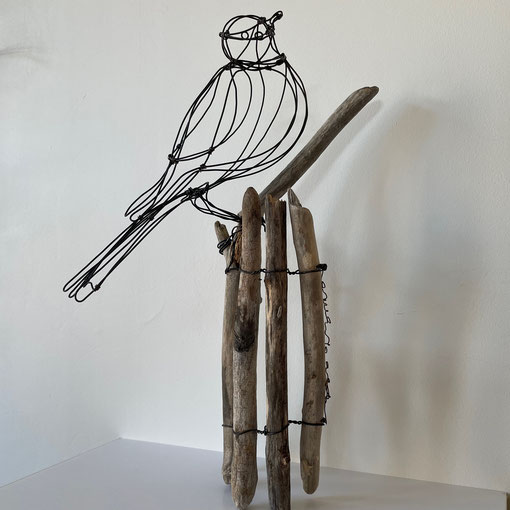 ARC EN LUNE Fabienne Quenard "Bergeronnette sur ganivelle" en 3D sur branche bois flotté H.31xL.26xP.12cm