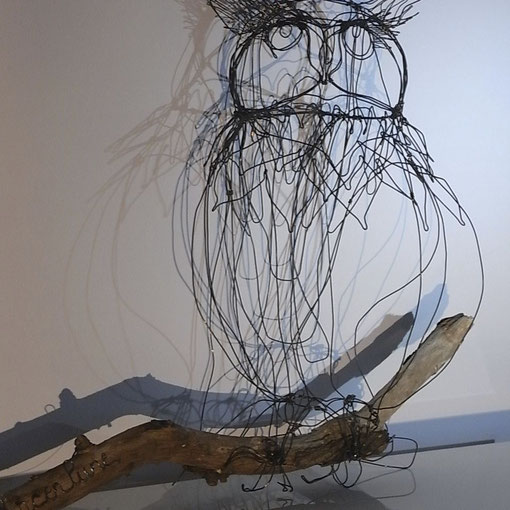 ARC EN LUNE Fabienne Quenard "el un hibou" en fil de fer 3D sur branche bois flotté H.45xP.18cm branche 50cm