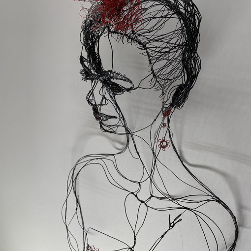 ARC EN LUNE Fabienne Quenard "Frida K. Flowers" buste en fil de fer 2D H.75xL.43xP.18cm