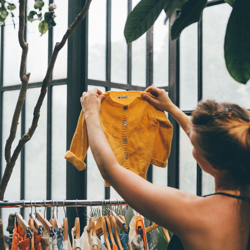 Mode éco-responsable : vêtements pour enfants 0 à 4 ans et femme  en tissu biologique peint main et tricot en fibres recyclées. Fabrication française. 
