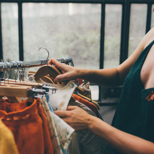 Mode éco-responsable : vêtements pour enfants 0 à 4 ans et femme  en tissu biologique peint main et tricot en fibres recyclées. Fabrication française. 