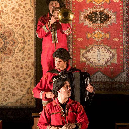 scénographie de Ali-Baba. Spectacle musical jeune public. Conception et mise en scène Stéphane Guignard. Texte Philippe Gauthier. Création: Athénor scène nomade, CNCM - Saint-Nazaire.