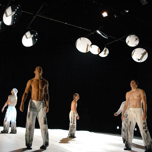 scénographie de On Oublie pas. Pièce pour 6 danseurs. Chorégraphie Hamid Ben Mahi. Assistant Hassan Razak. Scénographie Eric Charbeau, Philippe Casaban. Costumes Sabine Alziary. Lumières Antoine Auger. Création: Festival Montpellier Danse 2007.