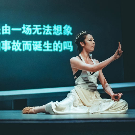 scénographie de La Lune Fille de la Terre. Schezhzn Poly Theater , Chine. Scénographie Eric Charbeau et Philippe Casaban. Mise en scène L. Laffargue.  