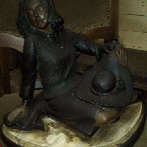 Chez zappandoo.jimdo.com/ vous trouverez Bibelots Art déco et oeuvres d'art anciens et rares pour un intérieur chic et tendance. Sculpture en bronze ancien patiné.  
