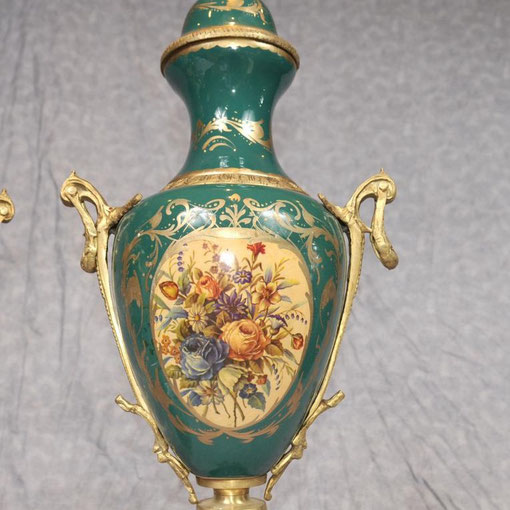 Chez zappandoo.jimdo.com/ vous trouverez des articles Art-déco et Art Sacra, pour un intérieur tendance. Paire de vases en porcelaine de Sèvres du XIX, pièce unique et rare.