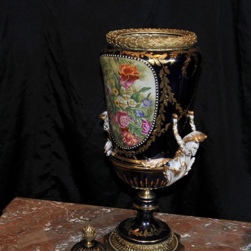 Chez zappandoo.jimdo.com/ vous trouverez des articles Art-déco et Art Sacra, pour un intérieur tendance. Paire de vases en porcelaine de Sèvres du XIX, pièce unique et rare.