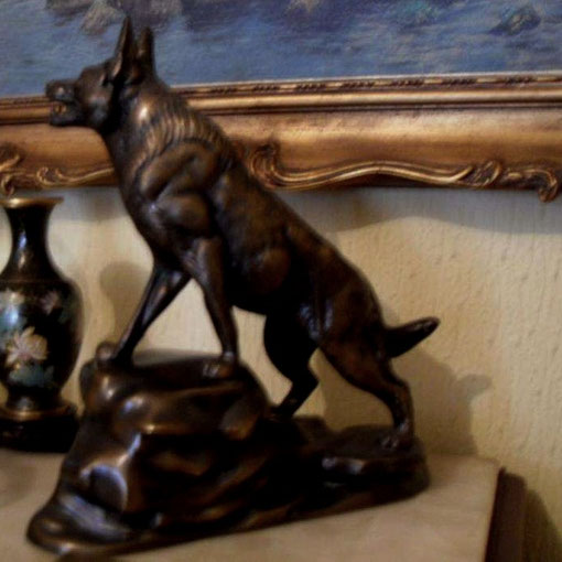 Chez zappandoo.jimdo.com/ vous trouverez Bibelots Art déco et oeuvres d'art anciens et rares pour un intérieur chic et tendance. Sculpture en bronze ancien patiné, Le Loup signé L. Carvin.