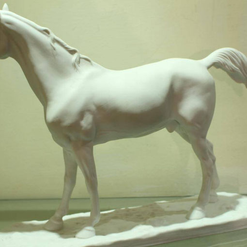 Vente en ligne sur Zappandoo, une sculpture en biscuit, d'un magnifique cheval blanc, signée.
