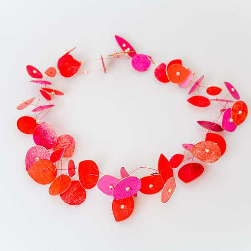 Collier aus rot und pinkfarbenen Pergamenttropfen mit apricotfarbenen Zuchtperlen 420 Euro