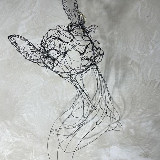 ARC EN LUNE Fabienne Quenard buste "Oh ma biche" en fil d'acier et laiton dans le volume H.76xL.38xP.27cm