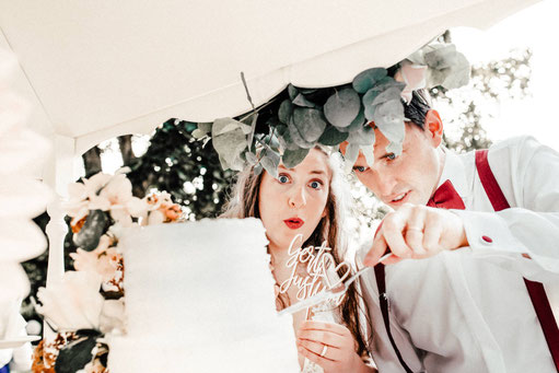 Hochzeitspaar beim Tortenanschnitt im Hotel Wyndberg Lüneburg