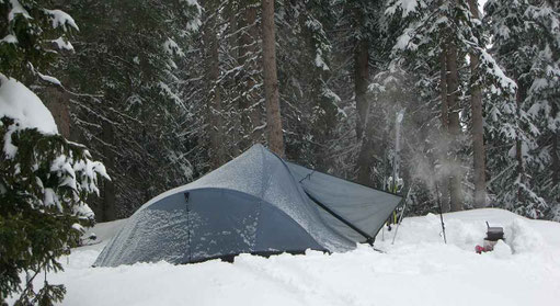 Bild:Zelten,David Brandenberger beim Wintercamping im Schnee.