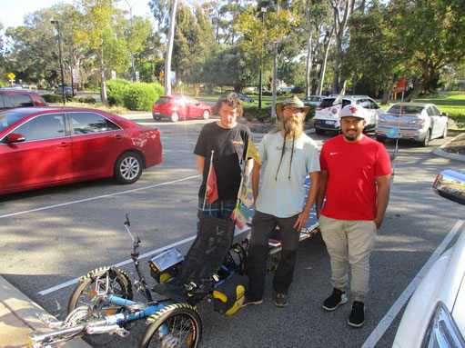 Solatrike und David mit zwei Jugendlichen in Perth.
