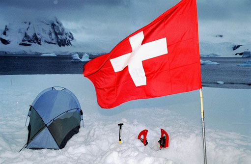 Bild:Zelten auf Eis und Schnee. David Brandenberger is Camping on Rongé Island,Antarctica.