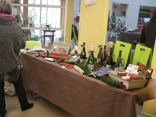 Mireille, petite fille d'une résidente, et son stand de vins de la région et ses objets personnalisés