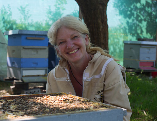 Sonja Nerge vor ihren Bienen