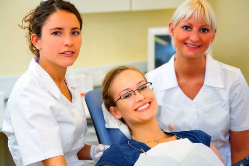 Zahnmedizinische/r Fachangestellte/r: Team-Arbeit, die Spaß macht! (© Yuri Arcurs - Fotolia.com)