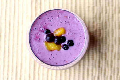 Refreshing and simple blueberry mango smoothie - beautiful and sweet! - www.homemadenutrition.com