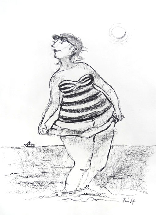 Eine Frau mit Sonnenbrille auf der Stirn und im scharz-weiß gestreiften Badeanzug steht im Wasser und ist sichtlich glücklich. Sie hält ihr kurzes Röckchen schützend vor den kleinen Wellen hoch.