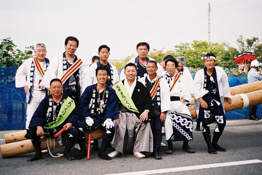 同じく大祭会場で瑞穂屋台の担ぎ棒に腰を掛けての記念撮影。みんなええ顔しとるわ。風早のマツリビトたち。