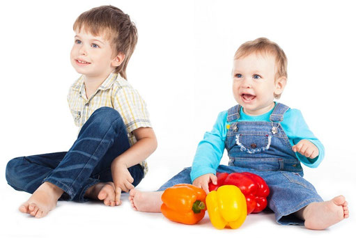 Prophylaxe bei Kleinkindern. Wie Ihre Kinder das richtige Zähneputzen lernen (© A.KaZaK - Fotolia.com)