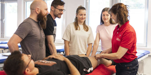 Schüler bei der Behandlung von Patienten an der Do Physio - Physiotherapie Schule Stuttgart 