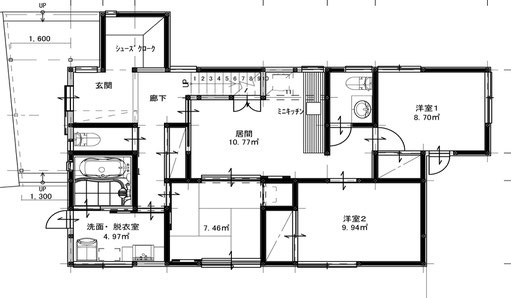 自営飲食店に併設された2世帯住宅。1階は21.75坪で親夫婦の個室と茶の間、子世帯と一緒に使う洗面脱衣室と浴室。キッチンは店舗を使う前提。