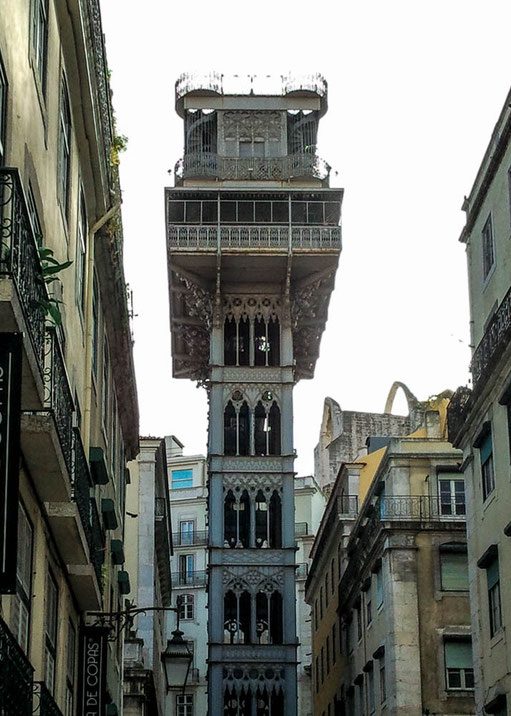 Der Elevator de Santa Justa bringt uns von der Unter- in die Oberstadt