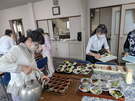 2026年7月5日（日）オープンほっとタイムの小鉢はサラダです。お茶の準備、お土産の差し入れの高知のお菓子なども見えます。