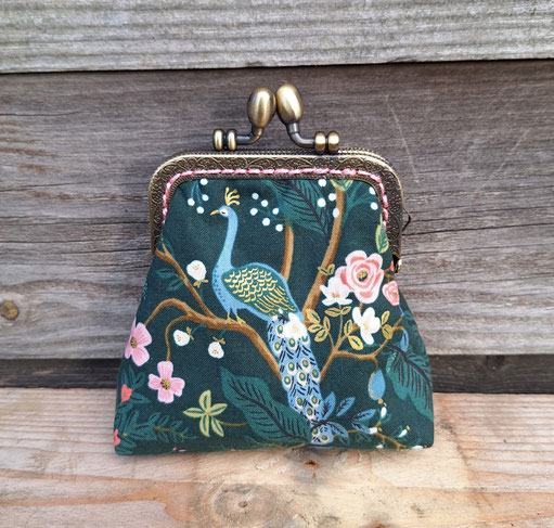 porte-monnaie rétro femme, bourse vintage, tissu vert avec des paons et des fleurs, fermoir métallique bronze, cadeau fait-main en France