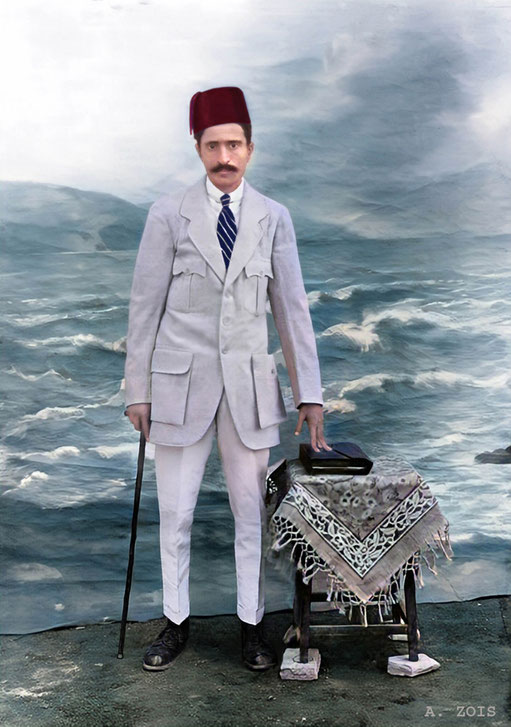 1916 : Merwan wearing a business suit, managing a theatrical troup. Image colourized by Anthony Zois.