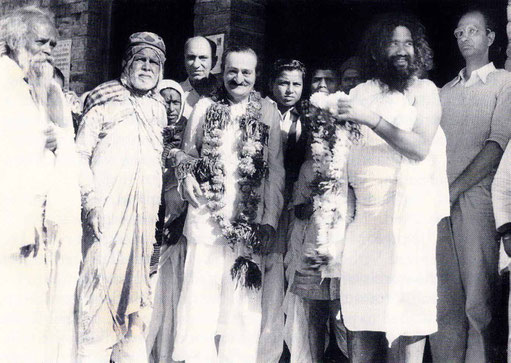 7th November 1954 : Meher Baba at Namanand's dharamasala in Pandharpur, wth ( left of Baba ) Kaikadi Maharaj, Saint Gadge Maharaj, ?, & Sarosh Irani. Namanand standing right with beard. Photo taken by B.Panday. Courtesy of Lord Meher ; 1st Ed.V13-14-p4575