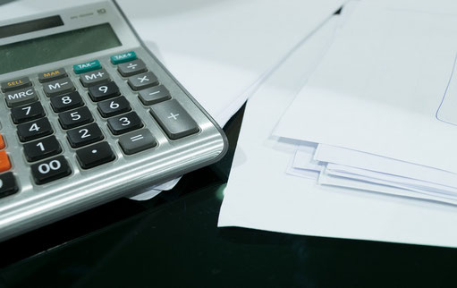 calculatrice et papiers pour rh, compta et gestion en formation avec kodevelop