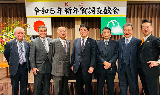 高野市長に新年のごあいさつ　自治連役員の一部　左から４人目高野市長　３人目志水会長