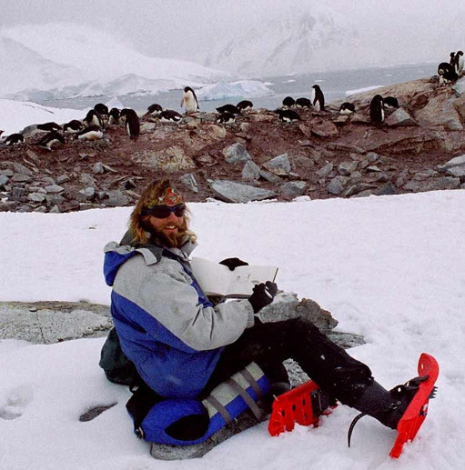 David Brandenberger auf Petermann Island, Antarktis mit Skizzenbuch