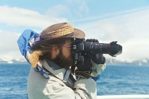 Bild: David Brandenberger beim Fotografieren auf Südgeorgien. Foto von Ivy Cheng