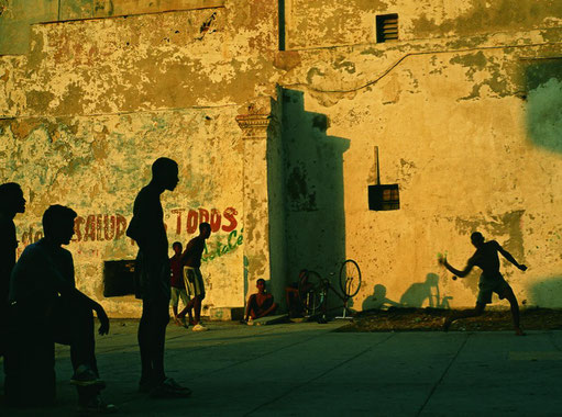 Baseball nelle strade di Cuba - Photo by National Geographic - David Allen Harvey
