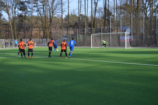 Malte Gruner verlädt den Gästekeeper und trifft per Strafstoß zum vorentscheidenden 3:1