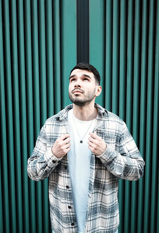 Der Frankfurter Songwriter und Popmusiker  Enkay absolviert im dritten Jahr seine dritte Tournee in Folge. Diesmal lautet das Motto "Zwischen den Stühlen". Foto: Lukas Stock