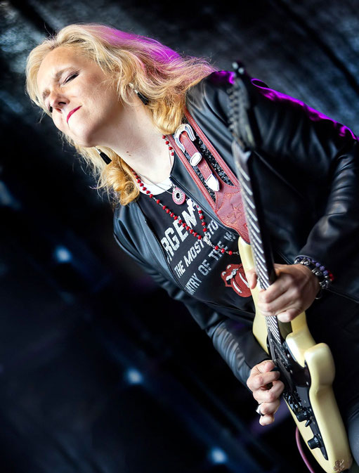 The Argentinian Blues Queen: 40 Termine in sechs europäischen Ländern absolviert Gitarristin und Sängerin Vanesa Harbek von Februar bis November. Foto: Jana Groß