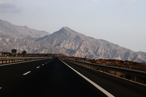 Straße auf dem Weg zur Wüste von Tabernas