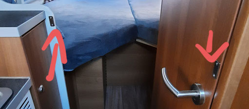 Magnet und Metallplatte halten Badezimmertür auf schrägem Untergrund offen