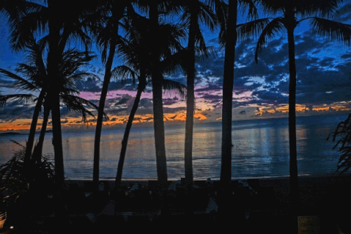Kein Lightroom, kein Photoshop - nur etwas Kontrast und die Wellen animiert: Sonnenaufgang auf Koh Samui