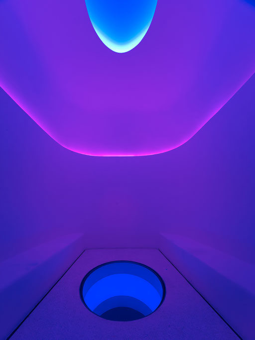 James Turrell, Above – Between – Below, 2011 Permanente Lichtinstallation durch drei Etagen Kunsthalle Bremen – Der Kunstverein in Bremen, Foto: Stefan Müller