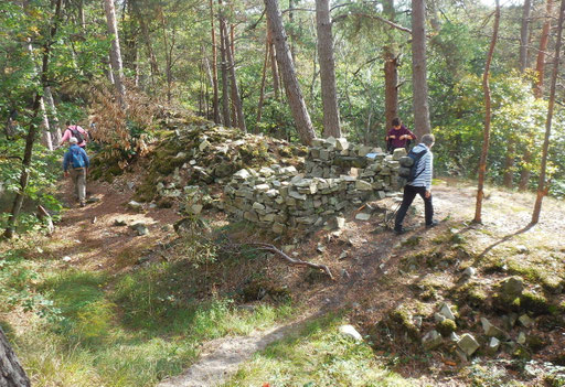 restes des carriers, des pierres taillées pour un semblant d'abri