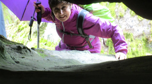 Christiane veut voir ce qu'il y a dedans sans lâcher son parapluie