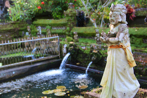 INDONESIEN, heilige Quellen von Pura Tirta Empul auf Bali